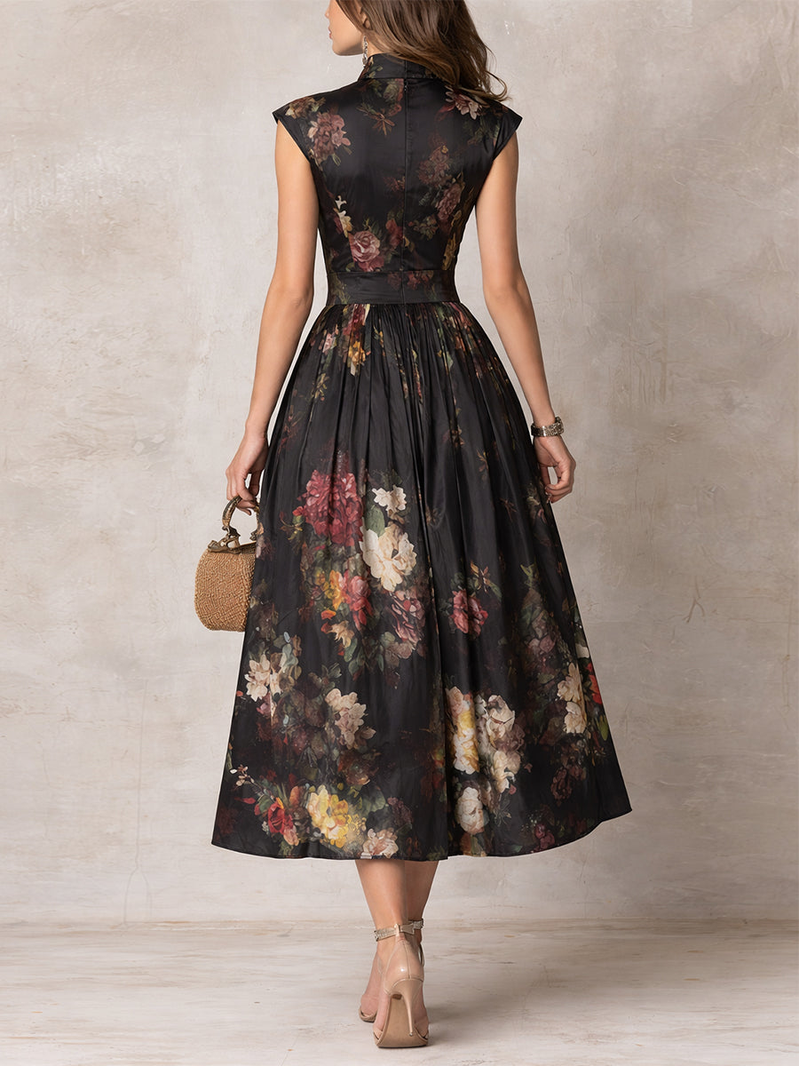 Violette | Robe midi en satin plissé noir à imprimé floral et encolure goutte d'eau