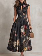 Violette | Robe midi en satin plissé noir à imprimé floral et encolure goutte d'eau