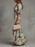 Anne | Robe longue asymétrique en satin vert à col en V, manches bouffantes et imprimé floral