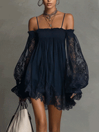Noémie | Robe courte en mousseline bleu marine à épaules dénudées et finitions dentelle